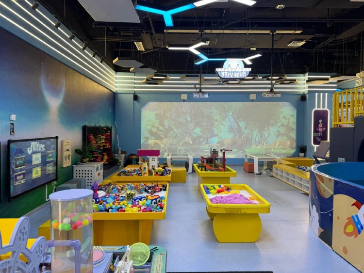 Airhockey in einem Freizeitpark für Kinder aufstellen